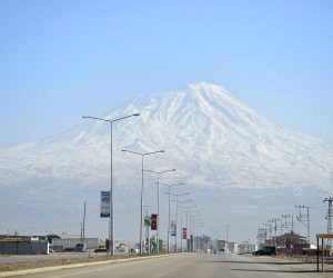 Dogubeyazıt y Ararat al fondo