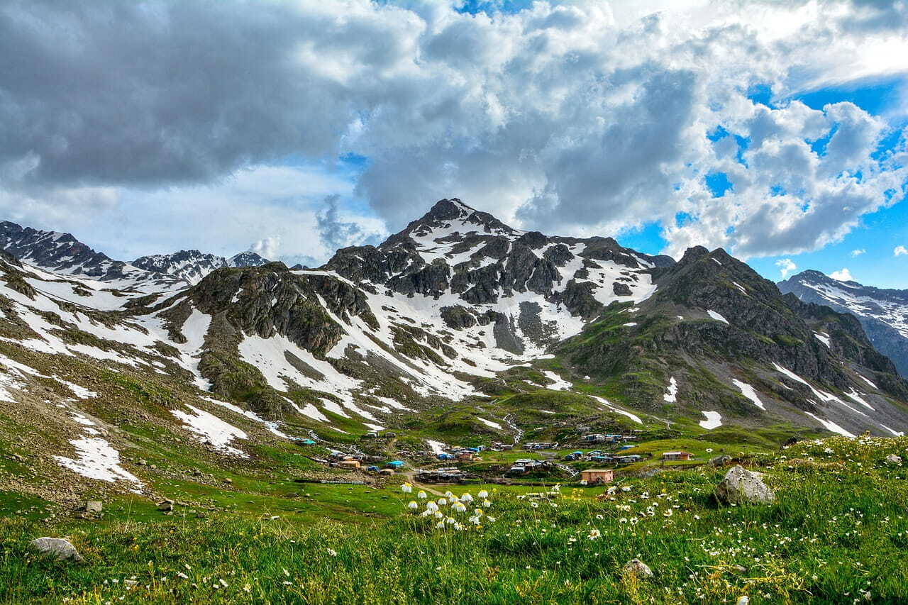 Nieve en las montañas de Kaçkar