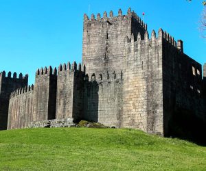 El castillo de Guimaraes en el norte de Portugal