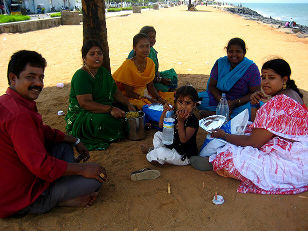 De picnic con una familia en la playa de Pondicherry