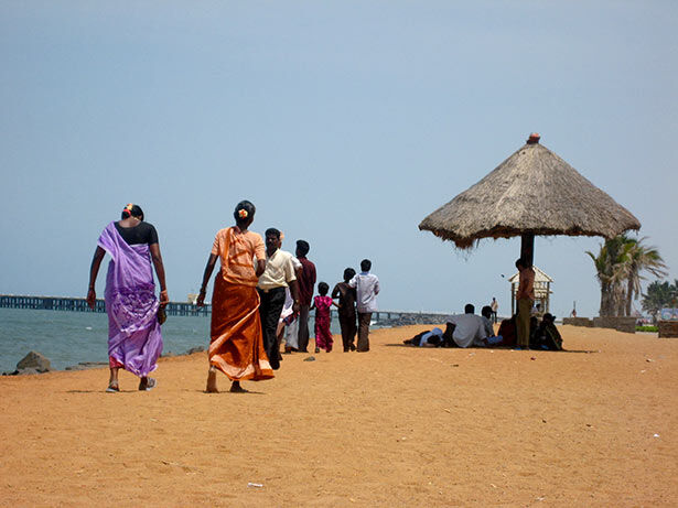 Paseo bajo el abrasador sol en la playa de Pondicherry