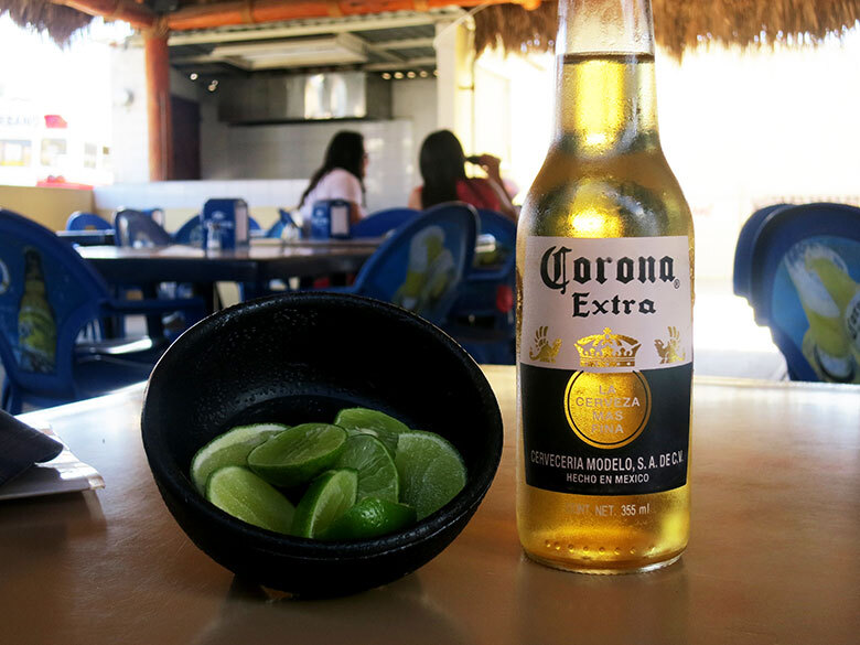 Tomando una cerveza fresca en Baja California, México