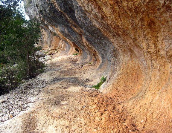 El camino erosionado por el monte Tiscali