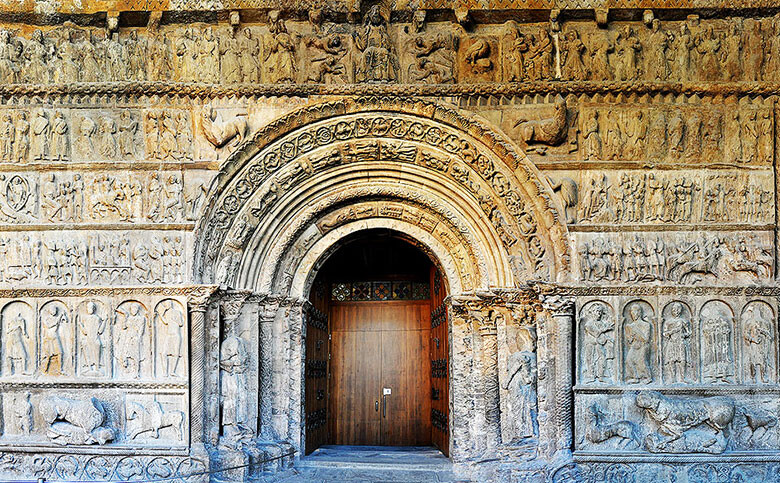 La portada del Monasterio de Santa María de Ripoll