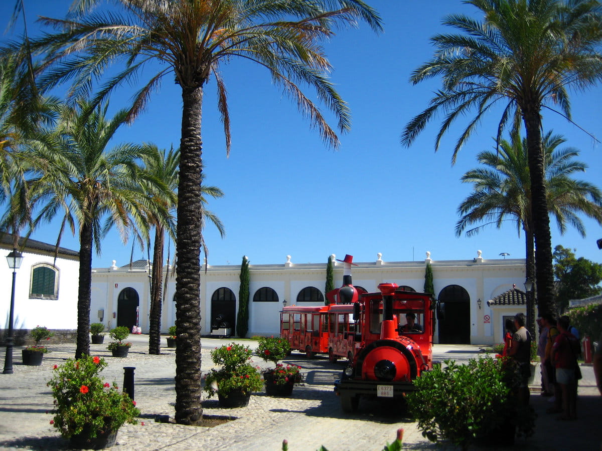 El trenecito que cubre la visita de las Bodegas del Tío Pepe