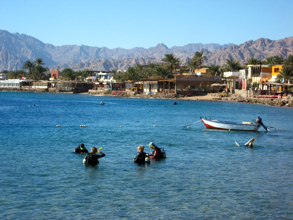 Buceadores en Dahab, Mar Rojo de Egipto