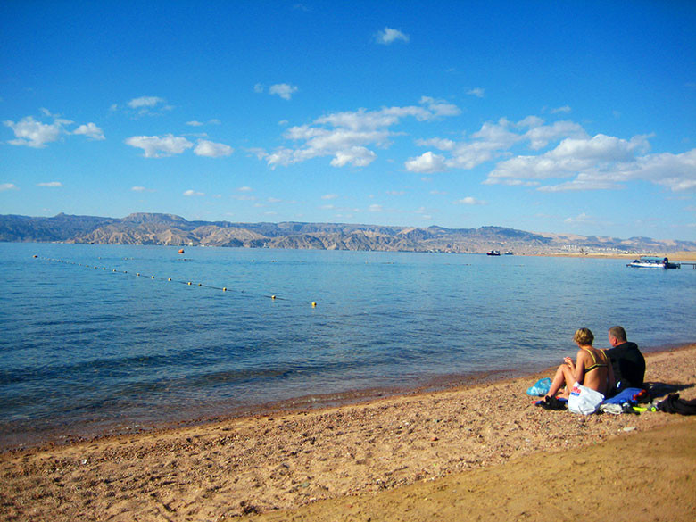 Las tranquilas aguas del mar rojo en Aqaba