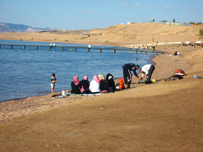 Escena familiar en las playas de Aqaba