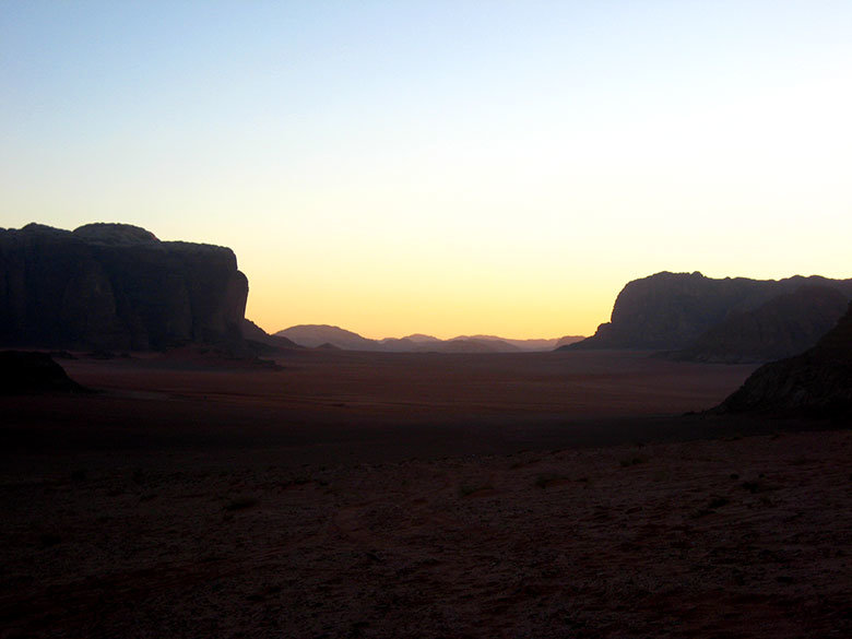 Disfrutando de un precioso atardecer en Wadi Rum