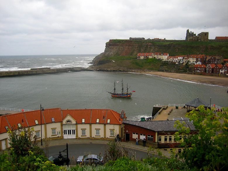 Panorámica a la bahía de Whitby y su abadía