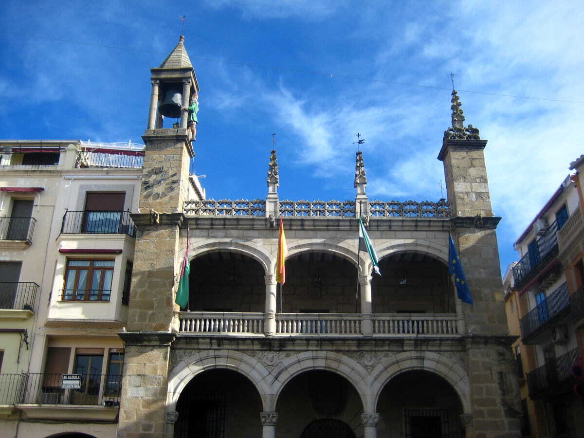 Palacio Municipal de Plasencia con el abuelo Mayorga