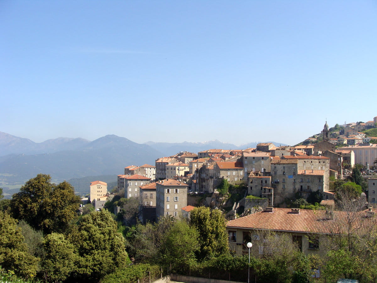 El pueblo de Sartène en Córcega