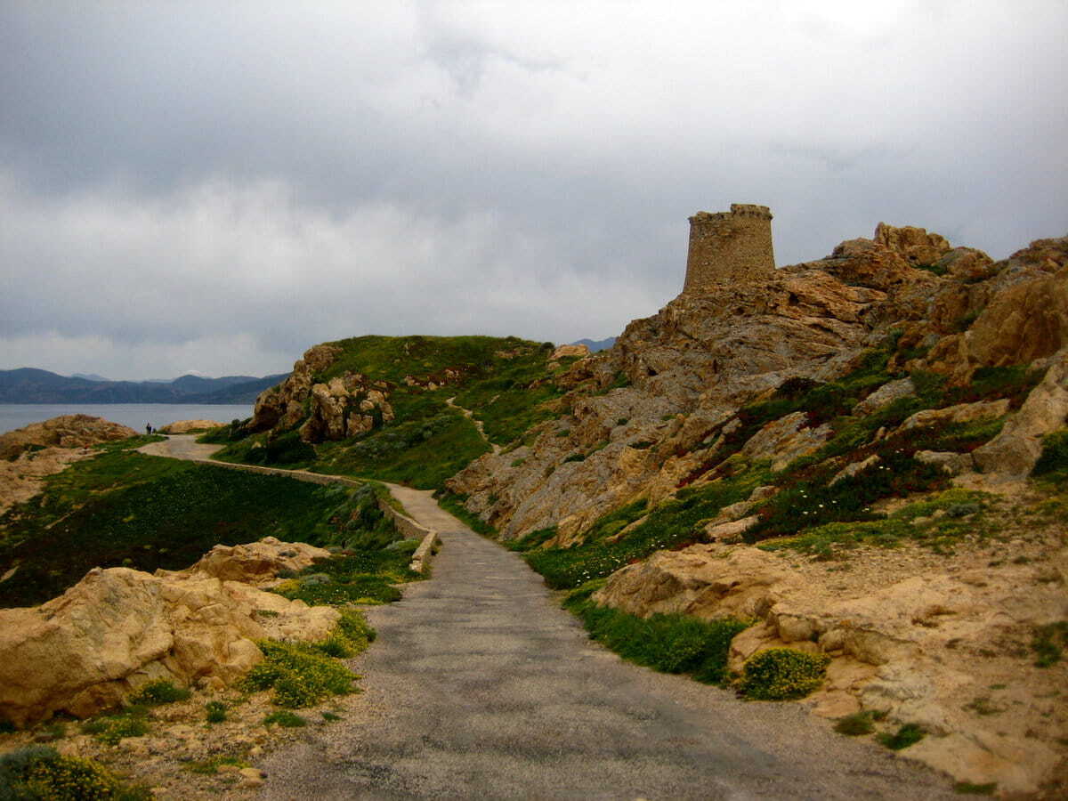 La antigua torre en Île‑Rousse