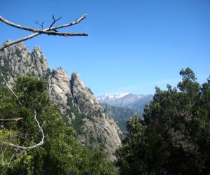 Paisajes nevados en el interior de Córcega