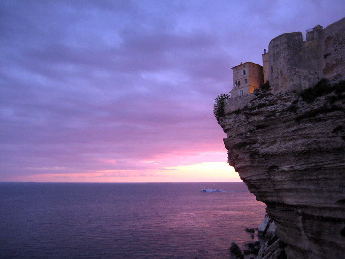 La preciosa luz del atardecer en los acantilados de Bonifacio