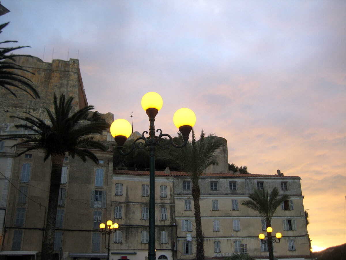 El puerto de Bonifacio al atardecer