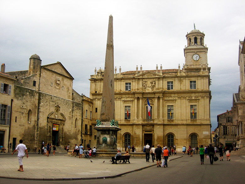 La plaza principal de Àrles