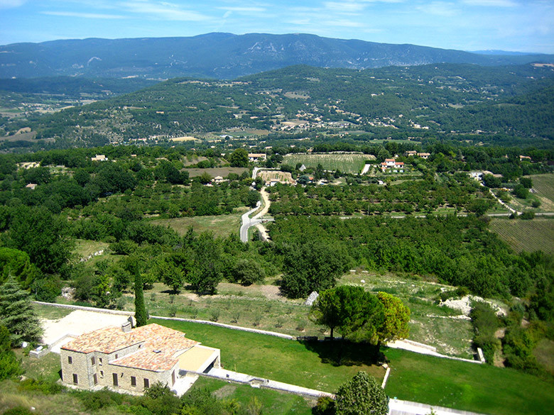 Vistas a la Provenza desde el pequeño pueblo de Saignon