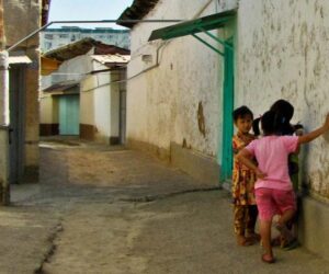 Niños jugando en Tashkent en Uzbekistan