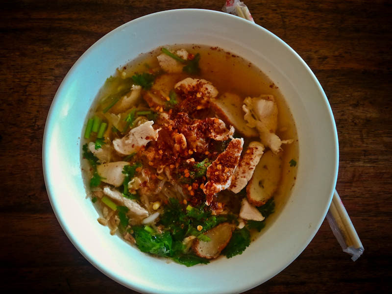 Sopa de fideos con pollo y mucho picante