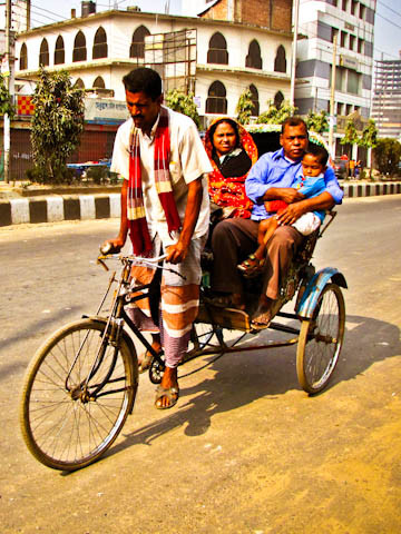 Pedaleando en un trickshaw por Dhaka