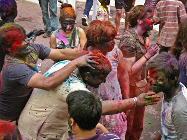 Embadurnando-de-colores-durante-la-fiesta-de-Holi-en-Calcuta,-India-II Embadurnando-de-colores-durante-la-fiesta-de-Holi-en-Calcuta,-India-II