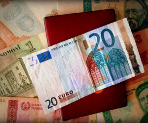 Billetes de Tajikistán y un billete de veinte euros
