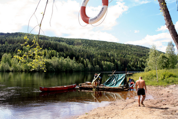 Pena, penita, pena...Desmontando la balsa que tanto nos costó crear y tantas alegrías nos dio. ©IsraelUbeda/Visitsweden