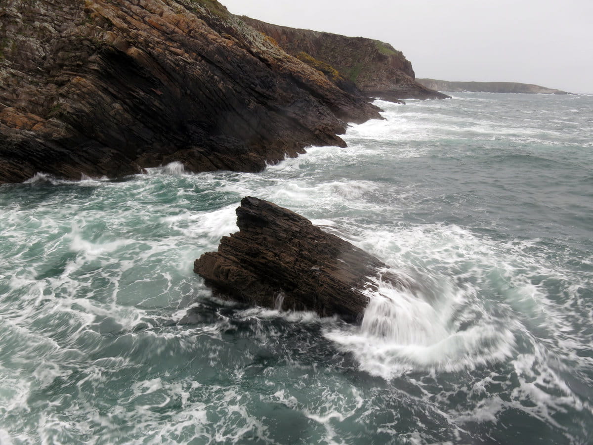 El mar Cantábrico chocando contra las rocas de Viavelez