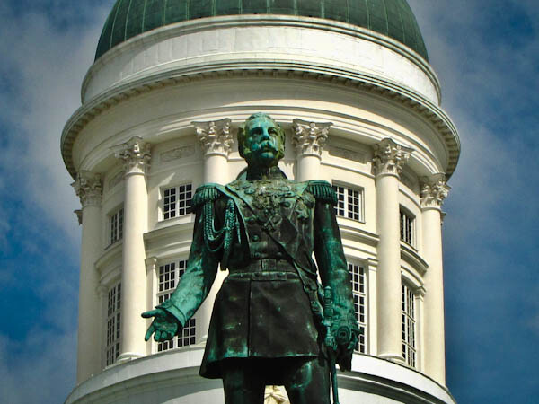 Estatuta de Alejandro II y Tuomiokirkko en Helsinki, Finlandia Estatuta de Alejandro II y Tuomiokirkko en Helsinki, Finlandia