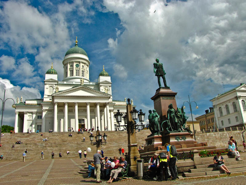 Estatua de Alejandro II y Tuomiokirkko, la catedral luterana de Helsinki, Finlandia [(c)Foto: @avistu]