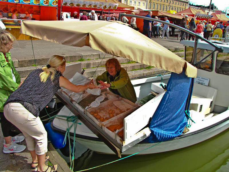 Puesto flotante en Kauppatori en Helsinki