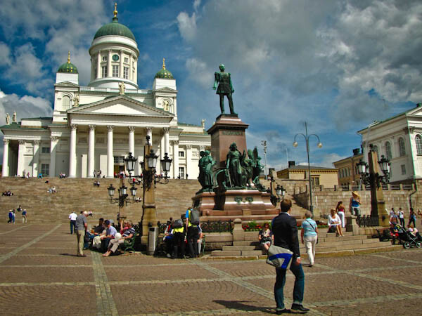 Tuomiokirkko en Plaza Senaatintori y estatua de Alejandro II