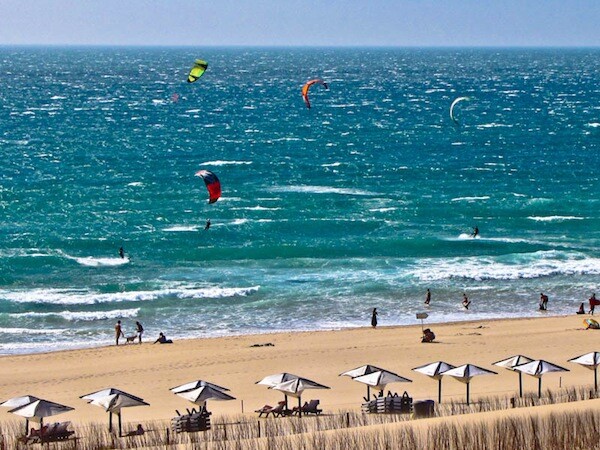 Kitesurfing en la Playa de Guincho en Estoril