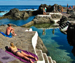 Piscinas marinas naturales en el puerto de Garachico en Tenerife