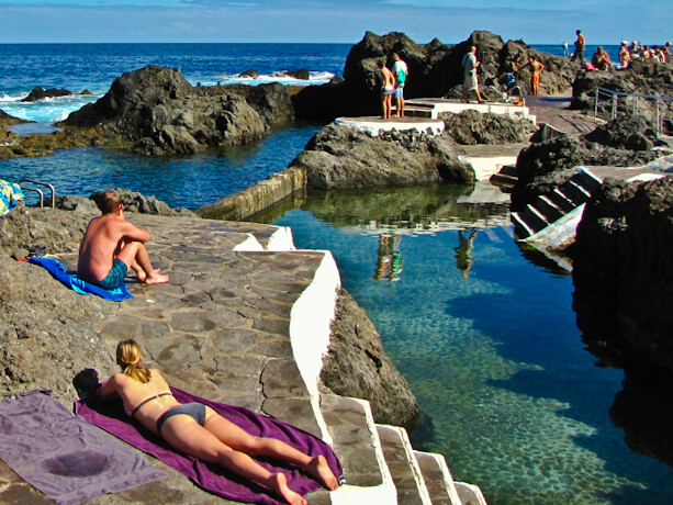 Piscinas marinas naturales en el puerto de Garachico en Tenerife