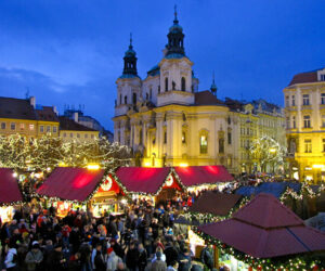 Puestos del Mercado de Navidad en la Plaza de la Ciudad Vieja de Praga [(c)Foto: @avistu]