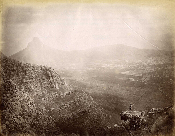 Esta foto tomada en 1885 muestra las vistas desde la mítica colina Lions Head, en Ciudad del Cabo