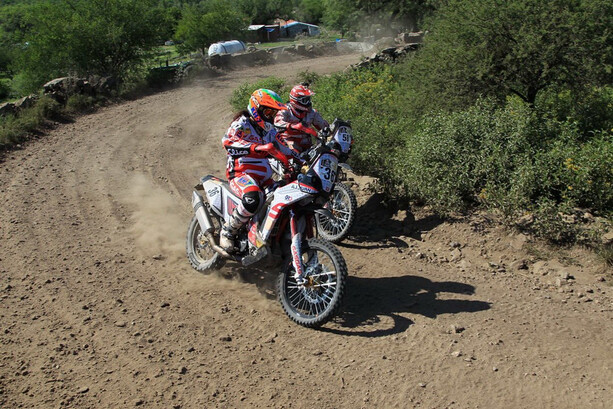 Laia Sanz y Miguel Puertas en un momento del Rally Dakar