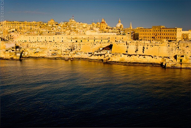 Se pone el sol sobre Valletta en Malta