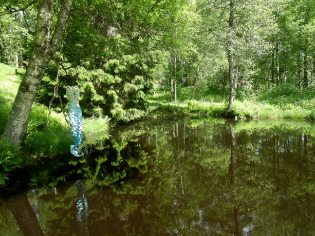 Arte y naturaleza en Gunillaberg. Vestido de sirena sobre el estanque