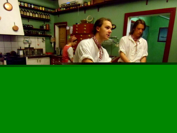 Rasmus y Marcus haciendo los famosos caramelos de Gränna