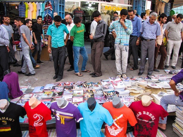 Observando revistas en Sulaymaniyah, Kurdistan, Iraq