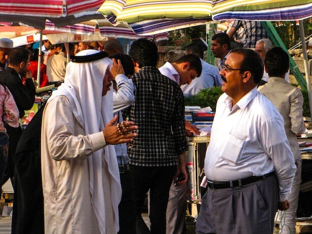 Charlando en una calle de Sulaymaniyah, Kurdistan, Iraq