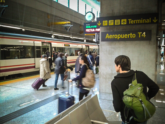 Pasajeros de RENFE Cercanías Madrid Aeropuerto en T4 Barajas