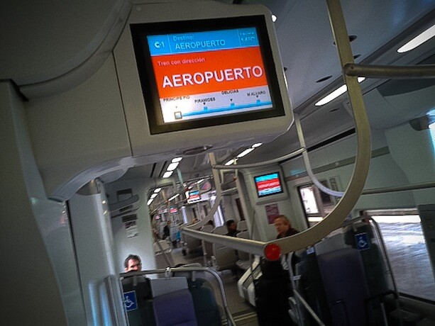 Despertar sustracción Vergonzoso Cómo ir en tren del Aeropuerto de Madrid al centro de la ciudad (2021)