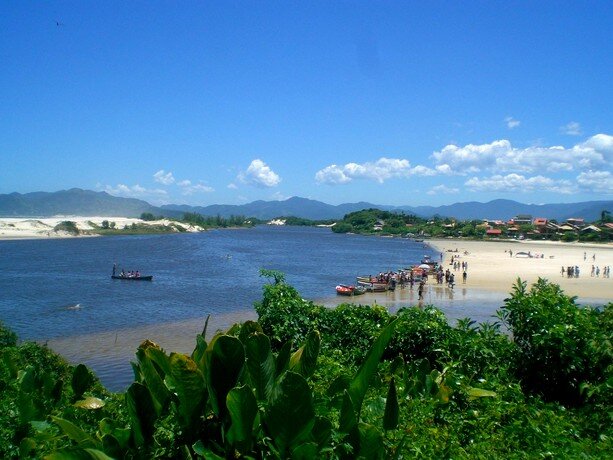 Una de las preciosas playas de Guarda do Embaú en el sur de Brasil