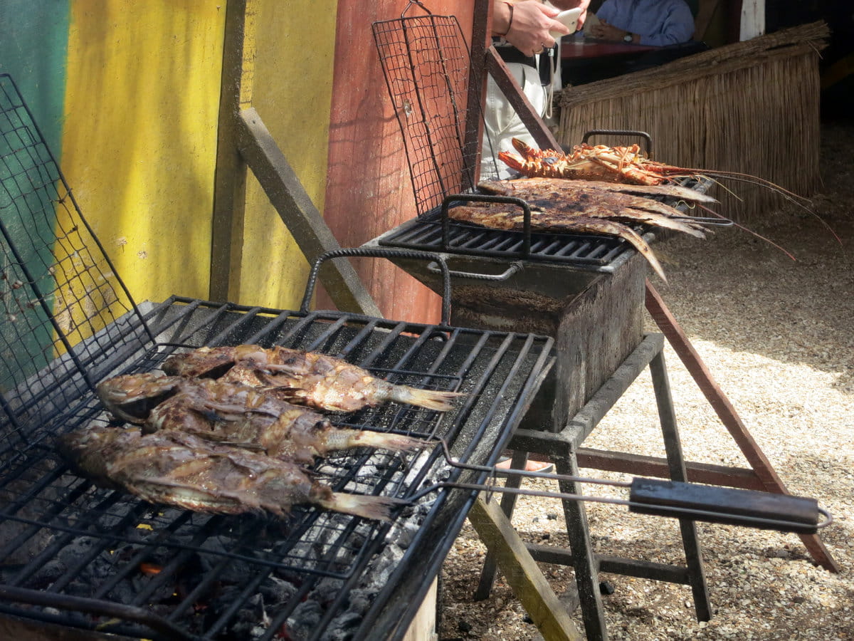 Pescado a la brasa en Senegal