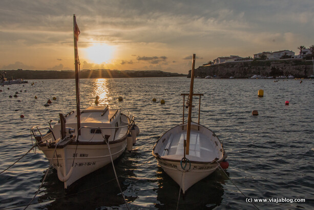 Botes en Cales Fonts al amanecer, Es Castell, Menorca