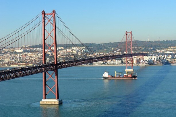 Barco de carga bajo el puente 25 de Abril